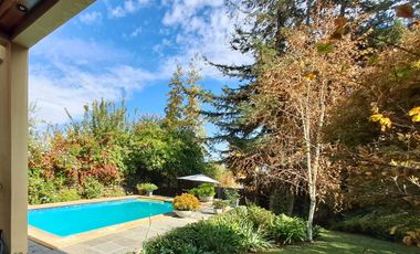 Gran casa Mediterránea 6D5B en Condominio San Carlos de Apoquindo, cercano a Colegios, Universidades, Clínicas, Comercio, Paseo Los Domínicos, Conecti