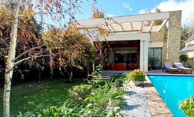 Gran casa Mediterránea 6D5B en Condominio San Carlos de Apoquindo, cercano a Colegios, Universidades, Clínicas, Comercio, Paseo Los Domínicos, Conecti