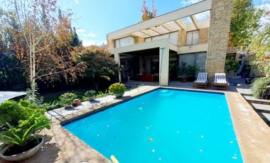 Gran casa Mediterránea 6D5B en Condominio San Carlos de Apoquindo, cercano a Colegios, Universidades, Clínicas, Comercio, Paseo Los Domínicos, Conecti