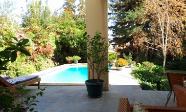 Gran casa Mediterránea 6D5B en Condominio San Carlos de Apoquindo, cercano a Colegios, Universidades, Clínicas, Comercio, Paseo Los Domínicos, Conecti