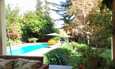 Gran casa Mediterránea 6D5B en Condominio San Carlos de Apoquindo, cercano a Colegios, Universidades, Clínicas, Comercio, Paseo Los Domínicos, Conecti