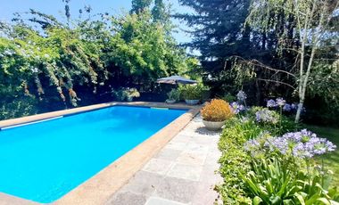 Gran casa Mediterránea 6D5B en Condominio San Carlos de Apoquindo, cercano a Colegios, Universidades, Clínicas, Comercio, Paseo Los Domínicos, Conecti