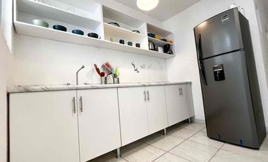 Habitación amueblada con baño independiente con servicios. Centrica.