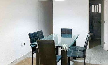 Habitación amueblada con baño independiente con servicios. Centrica.