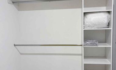 Habitación amueblada con baño independiente con servicios. Centrica.