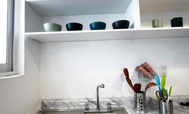 Habitación amueblada con baño independiente con servicios. Centrica.