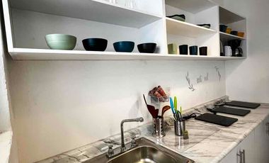 Habitación amueblada con baño independiente con servicios. Centrica.