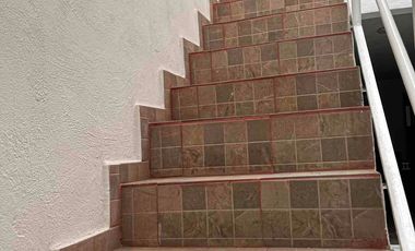 Habitación amueblada con baño independiente con servicios. Centrica.