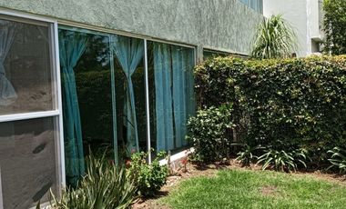 Hermoso, departamento en venta Fraccionamiento privado Bosques Tres Marías Morelia, planta baja con jardín excedente.