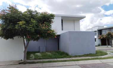 🏠 Casa moderna en renta en El Mayorazgo – 3 recámaras con baño y jardín 🌿