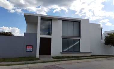 🏠 Casa moderna en renta en El Mayorazgo – 3 recámaras con baño y jardín 🌿