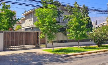 Estupenda casa clásica en venta 6D4B Amapolas entre Bilbao y Pocuro Barrio Las Flores a pasos colegios San Ignacio y San Gabriel, comercio, parques, locomoción