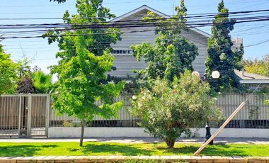 Estupenda casa clásica en venta 6D4B Amapolas entre Bilbao y Pocuro Barrio Las Flores a pasos colegios San Ignacio y San Gabriel, comercio, parques, locomoción