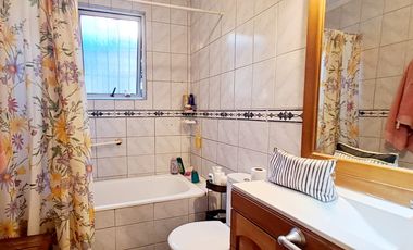 Estupenda casa clásica en venta 6D4B Amapolas entre Bilbao y Pocuro Barrio Las Flores a pasos colegios San Ignacio y San Gabriel, comercio, parques, locomoción