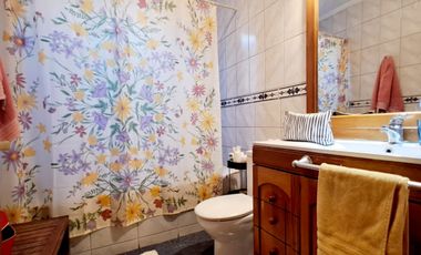 Estupenda casa clásica en venta 6D4B Amapolas entre Bilbao y Pocuro Barrio Las Flores a pasos colegios San Ignacio y San Gabriel, comercio, parques, locomoción