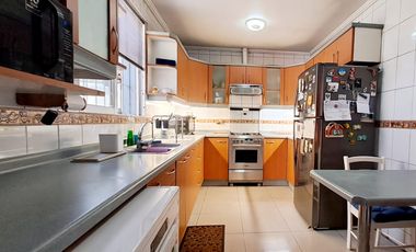 Estupenda casa clásica en venta 6D4B Amapolas entre Bilbao y Pocuro Barrio Las Flores a pasos colegios San Ignacio y San Gabriel, comercio, parques, locomoción