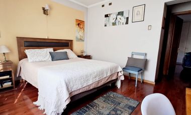 Estupenda casa clásica en venta 6D4B Amapolas entre Bilbao y Pocuro Barrio Las Flores a pasos colegios San Ignacio y San Gabriel, comercio, parques, locomoción