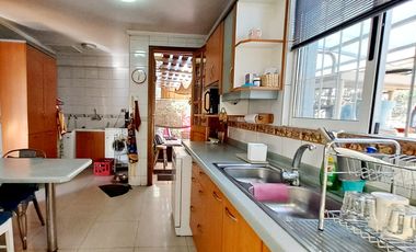 Estupenda casa clásica en venta 6D4B Amapolas entre Bilbao y Pocuro Barrio Las Flores a pasos colegios San Ignacio y San Gabriel, comercio, parques, locomoción