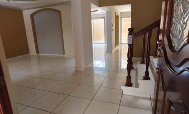 CASA RESIDENCIAL EN RENTA - URUAPAN MICH.