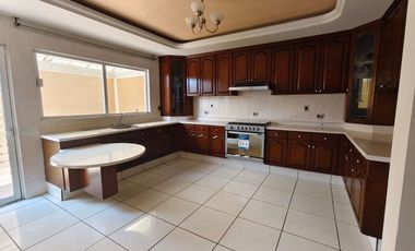 CASA RESIDENCIAL EN RENTA - URUAPAN MICH.