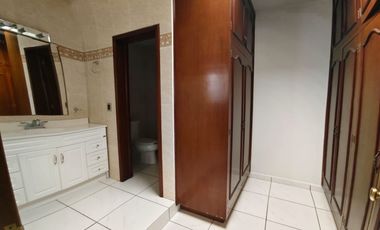 CASA RESIDENCIAL EN RENTA - URUAPAN MICH.