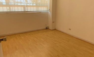 Renta oficinas, diferentes medidas y distribución. Sobre Av. Juárez