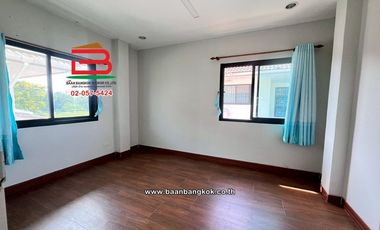 บ้านเดี่ยว เนื้อที่ 102 ตร.ว. โครงการ ดิเออเบิร์น รังสิต-นครนายก คลอง 15 ใกล้ปั้ม ปตท.คลอง 15 ถนนรังสิต-นครนายก ตำบลคลองใหญ่ อำเภอองครักษ์ นครนายก