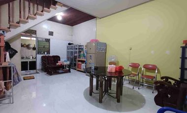 Rumah terawat dan lingkungan tenang 2 lantai kota Pontianak