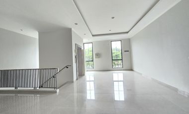 Weston Lane 3 lantai ada lift siap pakai hadap jalan raya