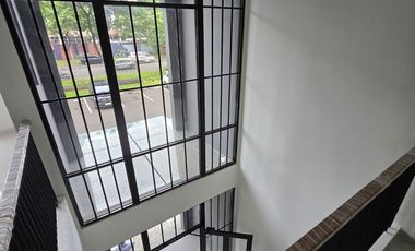 Weston Lane 3 lantai ada lift siap pakai hadap jalan raya