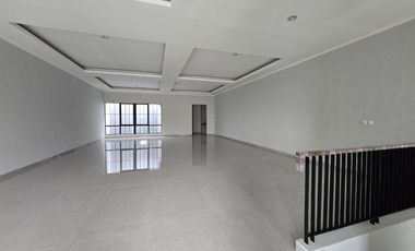 Weston Lane 3 lantai ada lift siap pakai hadap jalan raya