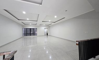 Weston Lane 3 lantai ada lift siap pakai hadap jalan raya