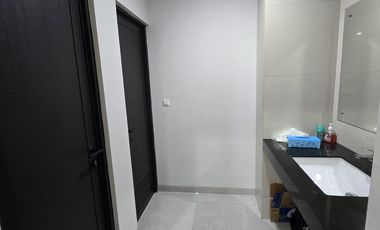 Weston Lane 3 lantai ada lift siap pakai hadap jalan raya