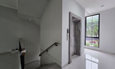 Weston Lane 3 lantai ada lift siap pakai hadap jalan raya