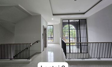 Weston Lane 3 lantai ada lift siap pakai hadap jalan raya