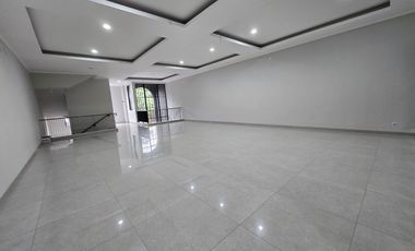 Weston Lane 3 lantai ada lift siap pakai hadap jalan raya