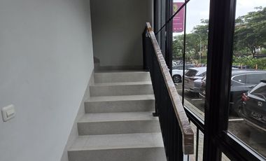 Weston Lane 3 lantai ada lift siap pakai hadap jalan raya