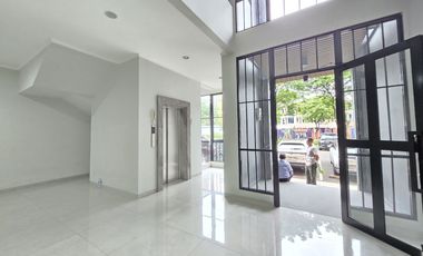Weston Lane 3 lantai ada lift siap pakai hadap jalan raya