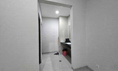 Weston Lane 3 lantai ada lift siap pakai hadap jalan raya
