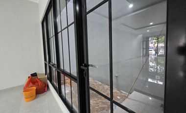 Weston Lane 3 lantai ada lift siap pakai hadap jalan raya