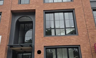 Weston Lane 3 lantai ada lift siap pakai hadap jalan raya
