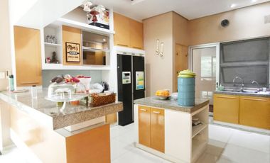 Rumah 2,5 lantai 4+2 kamar furnish hadap selatan di Sutera Renata