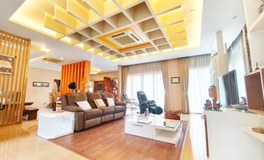 Rumah 2,5 lantai 4+2 kamar furnish hadap selatan di Sutera Renata