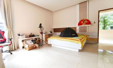 Rumah 2,5 lantai 4+2 kamar furnish hadap selatan di Sutera Renata