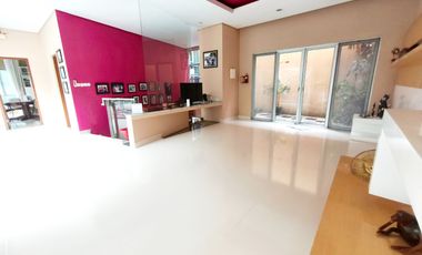 Rumah 2,5 lantai 4+2 kamar furnish hadap selatan di Sutera Renata