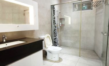 Rumah 2,5 lantai 4+2 kamar furnish hadap selatan di Sutera Renata