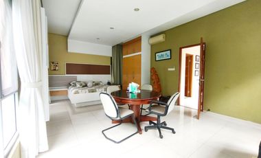 Rumah 2,5 lantai 4+2 kamar furnish hadap selatan di Sutera Renata