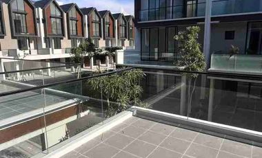 sewa rumah pik2 6x10 3 lantai brand new