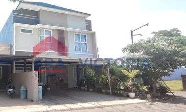 Jual Sewa Rumah Bagus Terawat Siap Huni Ada Kolam Renang Included 6 AC Water Heater & Kitchen Set Dalam Perumahan di Rejomulyo Kota Kediri Posisi Hook