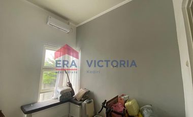 Jual Sewa Rumah Bagus Terawat Siap Huni Ada Kolam Renang Included 6 AC Water Heater & Kitchen Set Dalam Perumahan di Rejomulyo Kota Kediri Posisi Hook